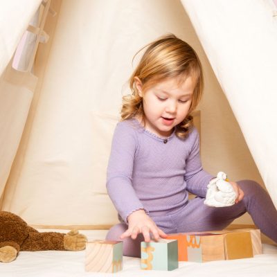 Natruba-bath-swan-girl-in-tepee